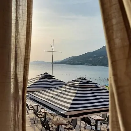 Onar Beachfront Residence, Διαμέρισμα Λουτράκι