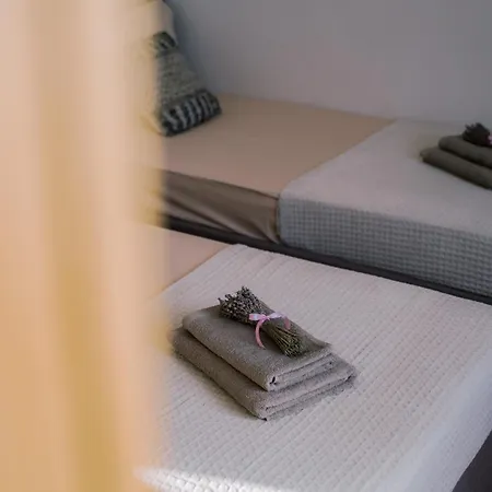 Onar Beachfront Residence, شقة لوتراكي