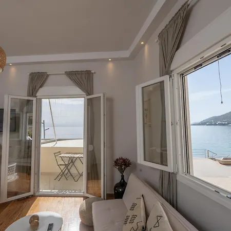 Onar Beachfront Residence, لوتراكي